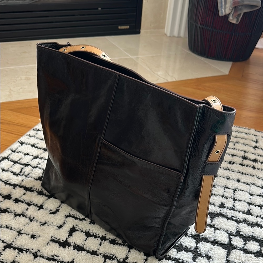 Hobo Black and Tan Shoulder Bag with Spacious Design - Picture 6 of 6